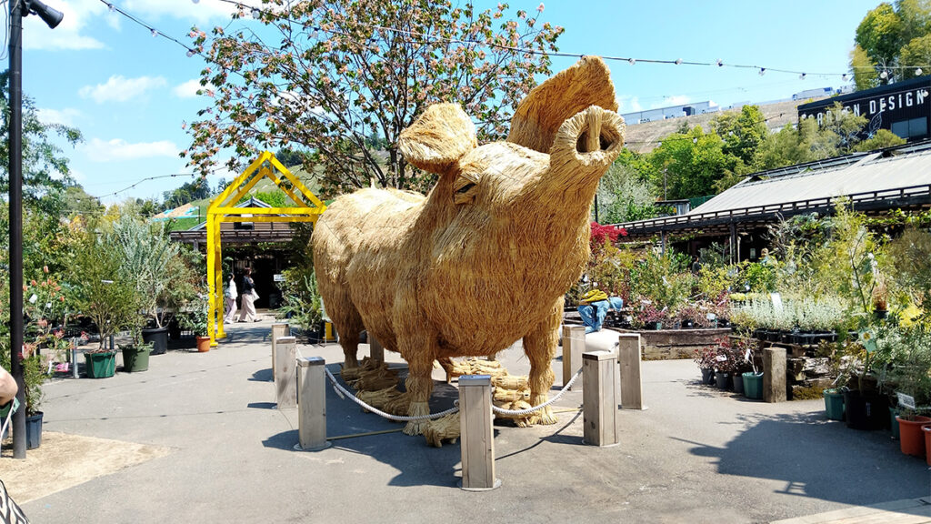 06_theFarm_ワラの巨大豚