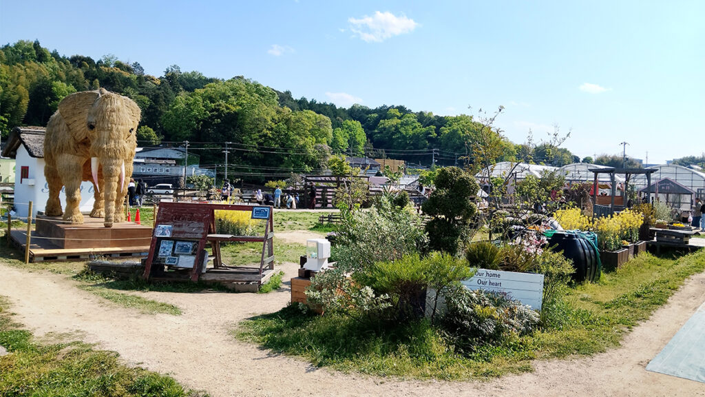 25_theFarm_ワラの大きな象のオブジェあり