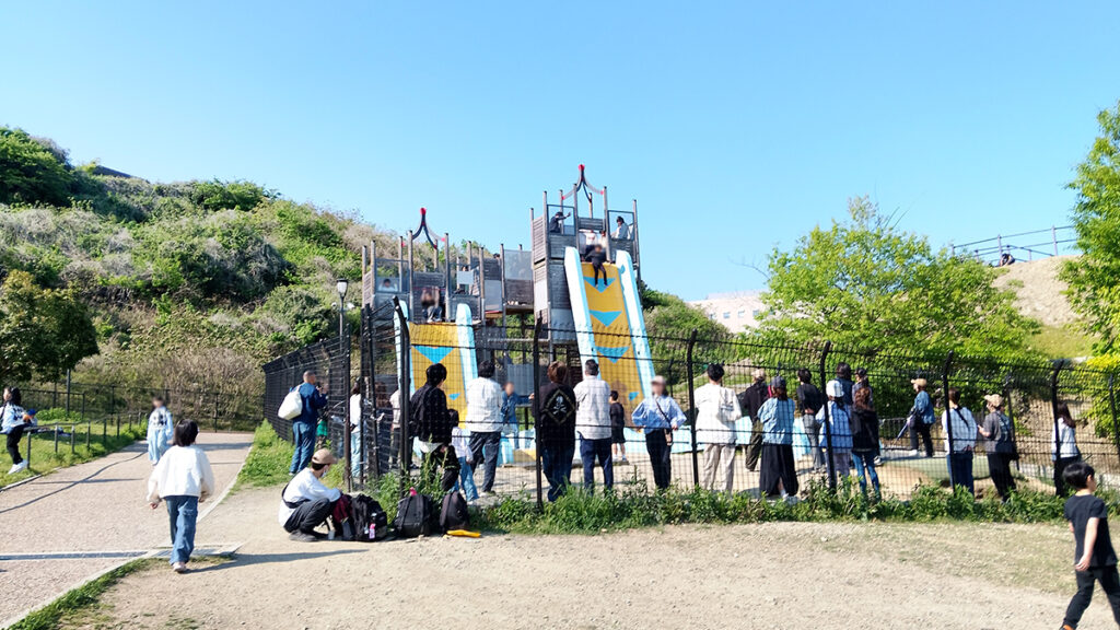 37_彩都なないろ公園_ダブルフリーフォール（滑り台）遠景