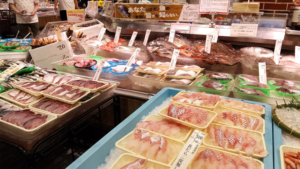 イオンモール神戸南 1階は魚介類がいっぱい