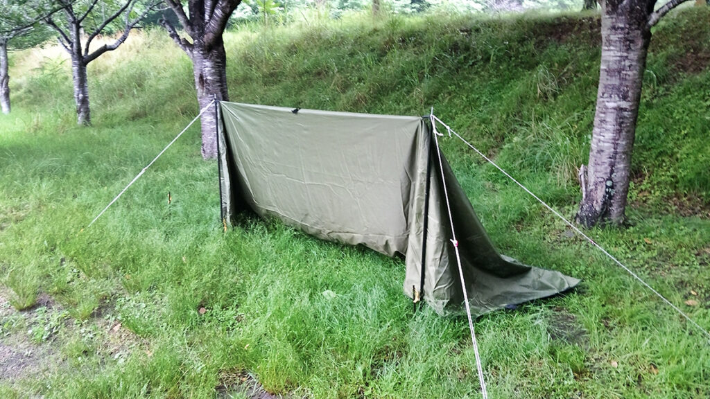 安室ダムキャンプ場_タープでテント組み立て2