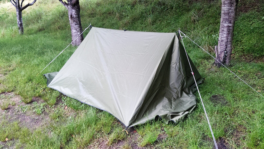 安室ダムキャンプ場_タープでテント組み立て3