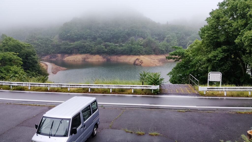 キャンプ場からダムが見えます