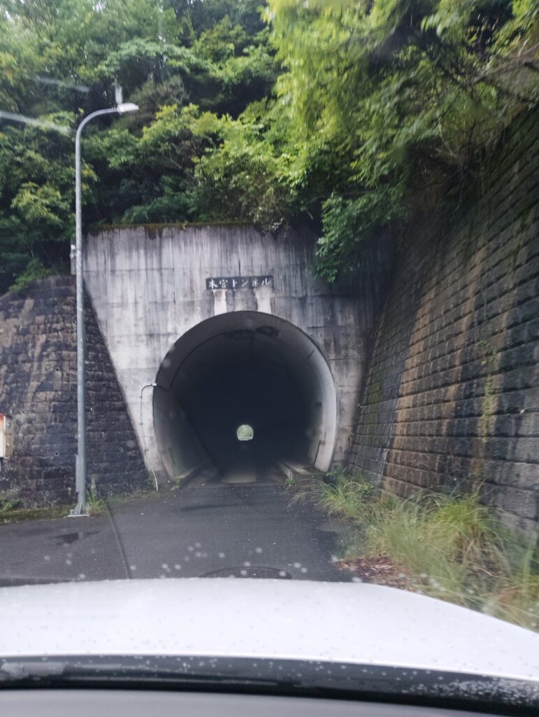 安室ダムキャンプ場_狭いトンネル