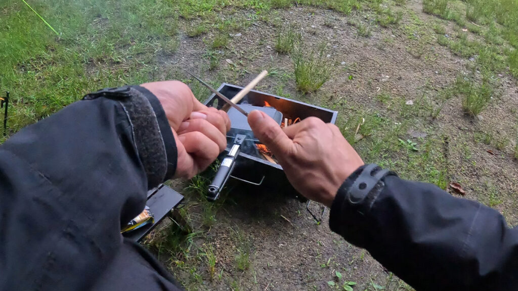 箸を薪で作る