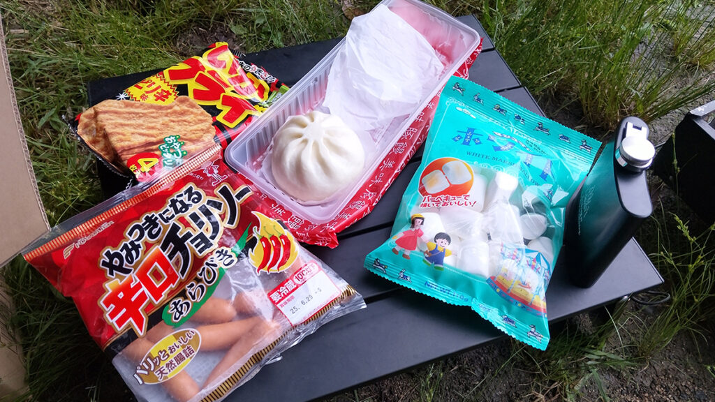食料はスーパーで購入